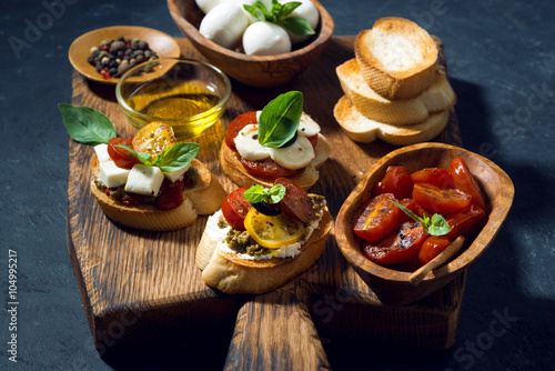 Foto italian antipasti on a cutting board