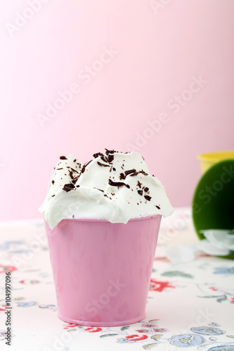 dessert o ice cream panna in barattolo di metallo rosa