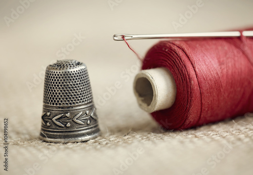 Foto Needle, thread and thimble