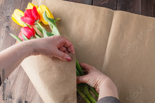 Fototapeta Naklejka Na Ścianę i Meble -  Woman makind bouquet of tulips