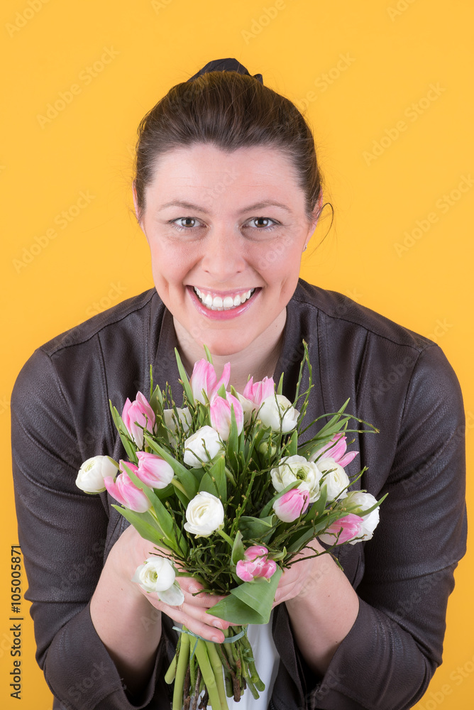 glückliche frau präsentiert einen frühlingsstrauß glückliche frau präsentiert einen frühlingsstrauß