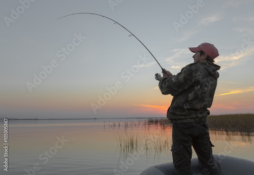 Man fishing on the lake © Dudarev Mikhail