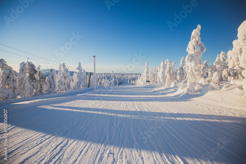 Obraz na plátně Beautiful cold mountain view of ski resort, sunny winter day with slope, piste a