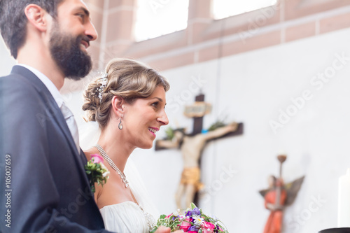 Braut und Bräutigam in Kirche vor Traualtar photo