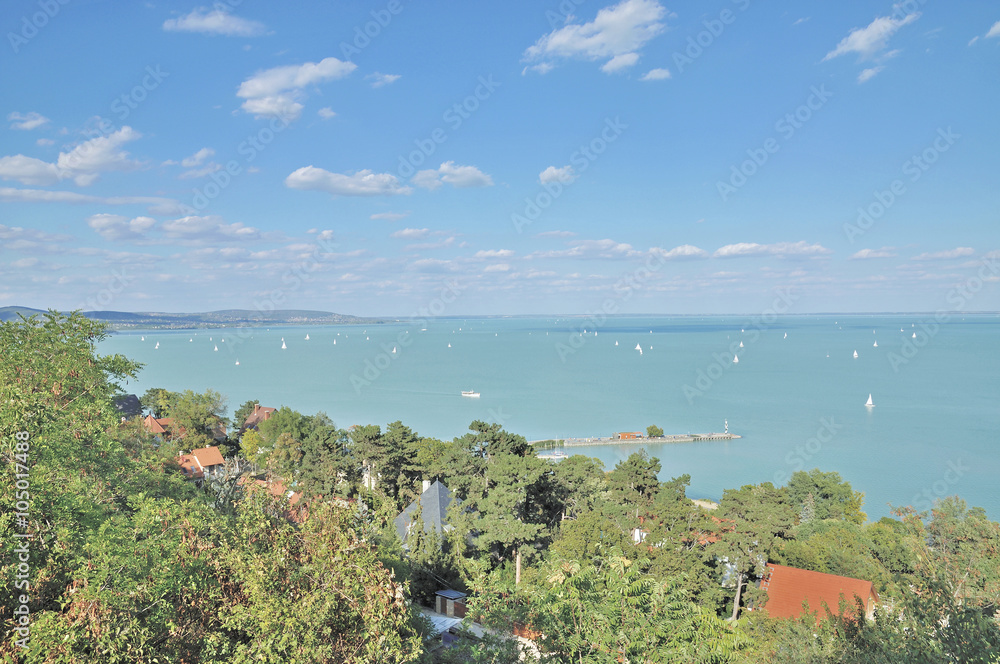 Blick vom beliebten Urlaubsort Tihany auf den Balaton oder auch Plattensee genannt in Ungarn