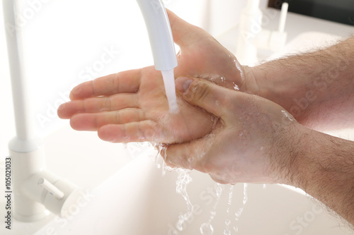 Lekarz myje ręce przed zabiegiem 