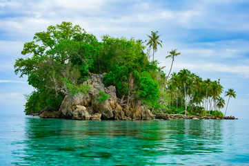 Papier peint photo Île Île tropicale isolée et sauvage  © 12ee12