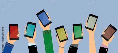 Hände zeigen Smartphones nach oben