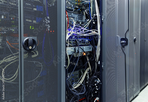 Front communication equipment with the innards in a series of data center 