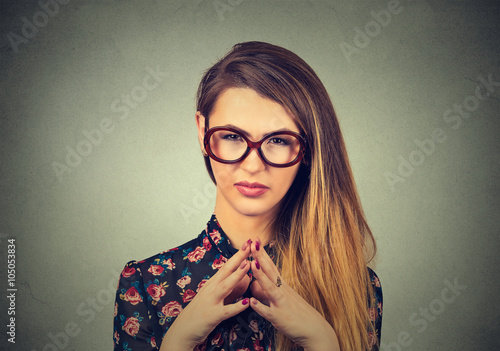 Tableau sur toile sneaky, sly, scheming young woman in glasses plotting something