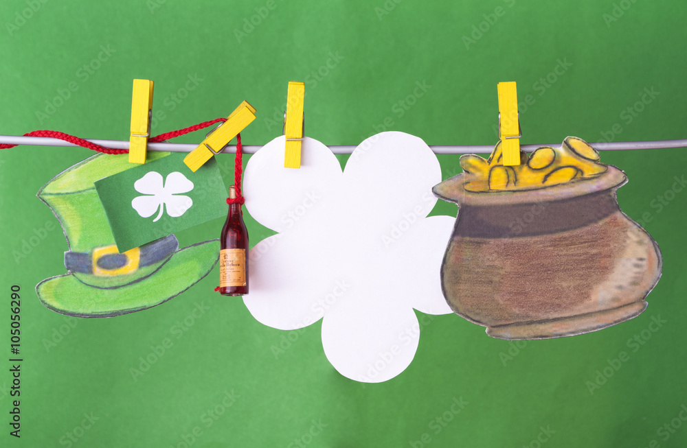 Obraz premium happy St Patrick's Day card, March 17, with Leprechaun hat and pot of gold, on pegs ( clothespin ) 