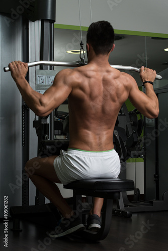 Fototapeta Naklejka Na Ścianę i Meble -  Arabic Man Doing Heavy Weight Exercise For Back