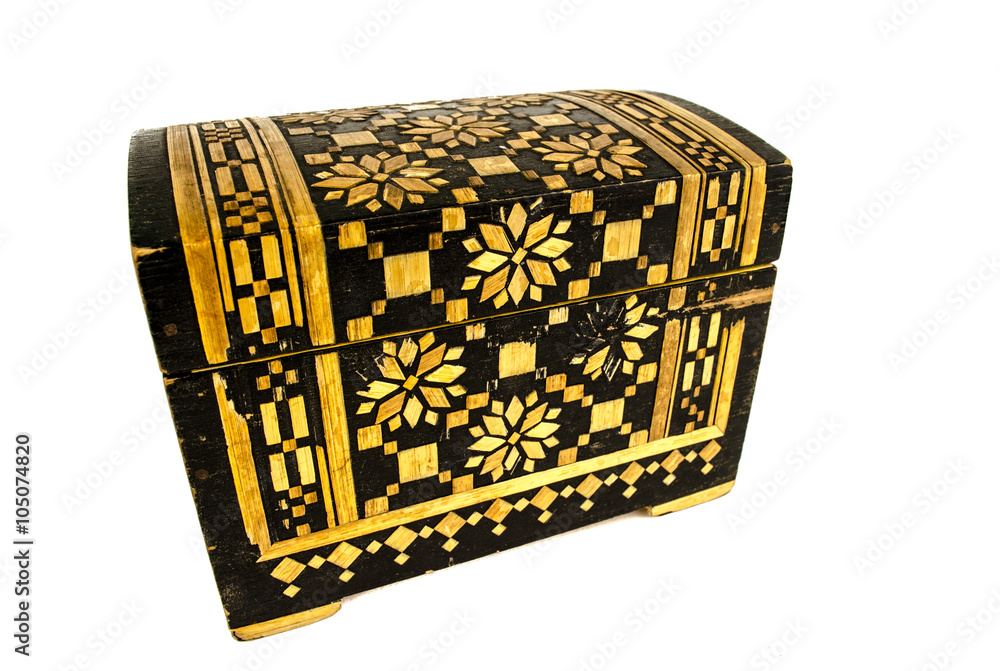 Obraz premium open treasure chest with jewelry isolated on white / Opened redwood carved casket handmade with jewelry isolated on white / casket with gold on a white background