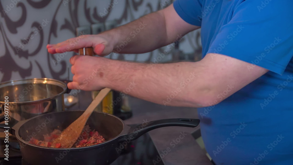 Putting a lot of curry into a home-made sauce Putting a lot of curry into a home-made sauce