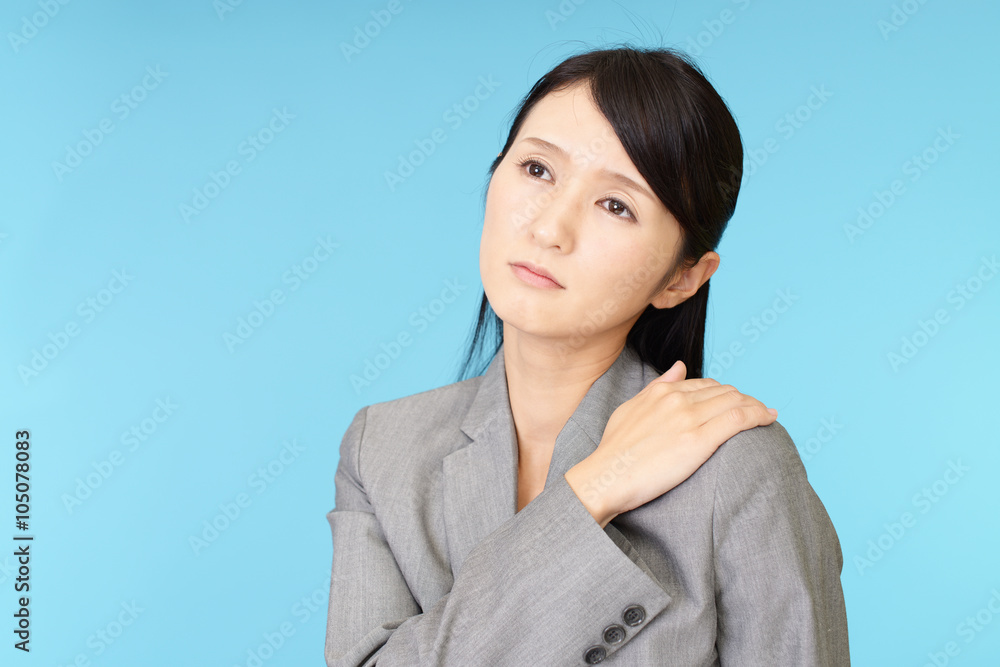 Obraz premium 肩こりに悩む女性