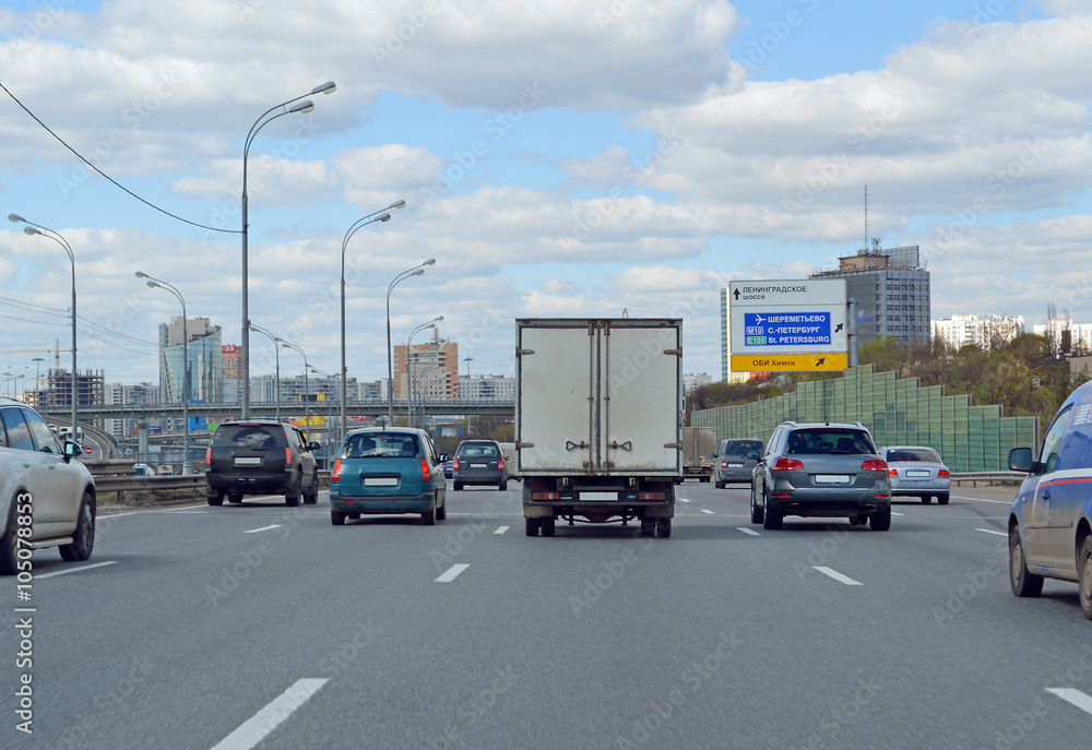 Машины движутся по Московской кольцевой автомобильной дороге в районе Ленинградского шоссе