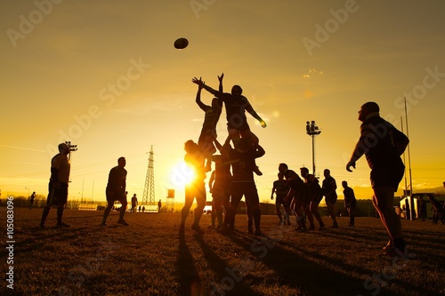 giocatori di rugby partita di sera al tramonto