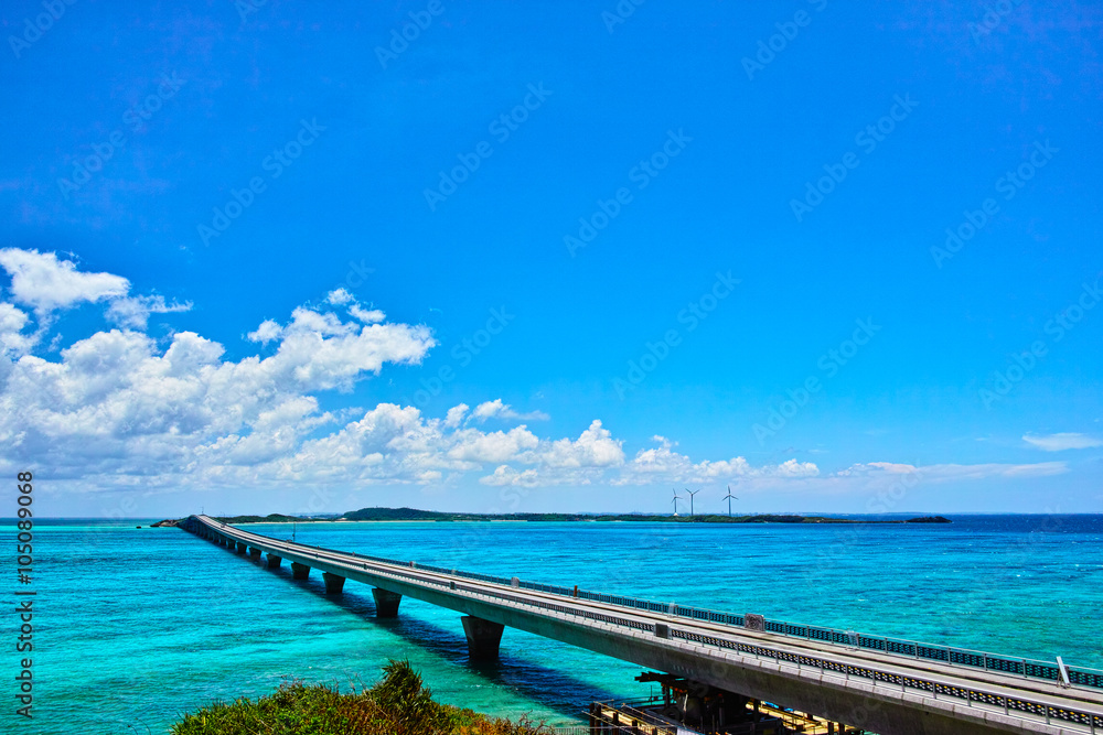 Fototapeta premium 真夏の宮古島 池間大橋