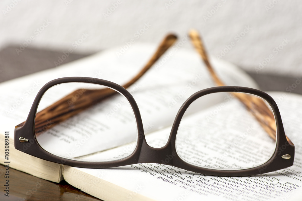 lunettes de lecture sur livre en gros plan lunettes de lecture sur livre en gros plan