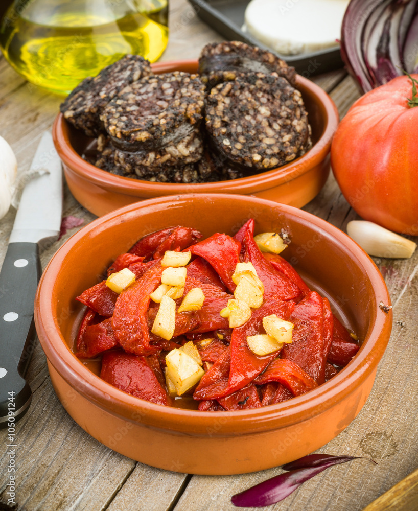 Fototapeta premium fried peppers and sausage served on wooden