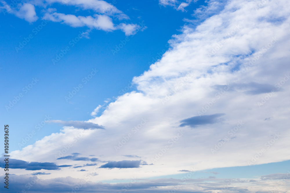 Obraz premium entre nubes y claros