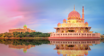 Tableau sur plexiglas Kuala Lumpur Coucher de soleil mosquée Putrajaya Kuala Lumpur  © boule1301