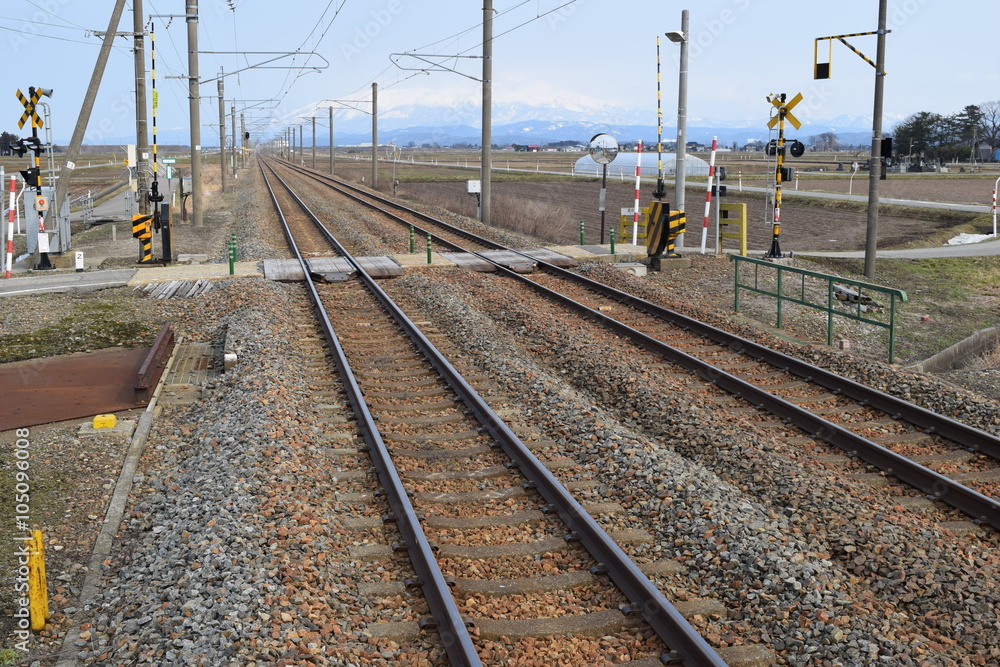 羽越本線の線路（複線）／山形県の庄内地方で羽越本線の線路（複線）を撮影した、ローカルイメージの写真です。