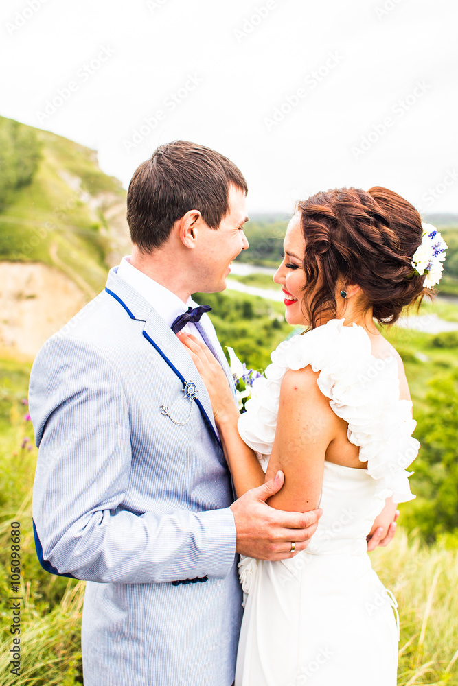 wedding pair hugging and kissing 