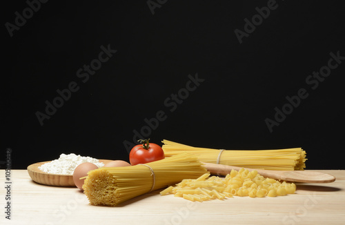 Pasta espagueti, tallarines y codos cruda