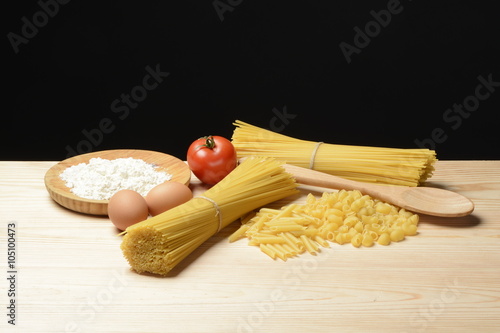 Pasta espagueti, tallarines y codos cruda