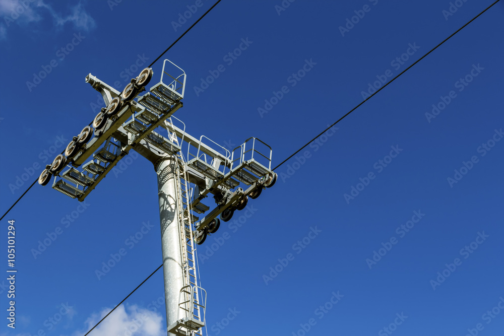 Sessellift und blauer Himmel