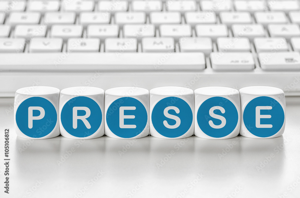 Buchstabenwürfel vor einer Tastatur - Presse Buchstabenwürfel vor einer Tastatur - Presse
