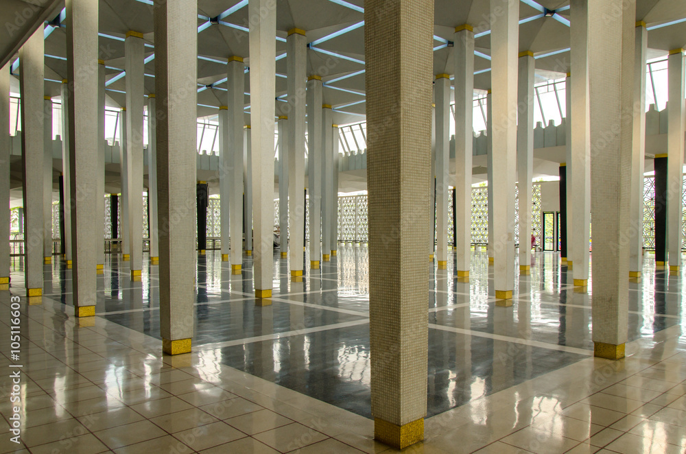 Säulen in der Mosche Masjid Negara in Kuala Lumpur