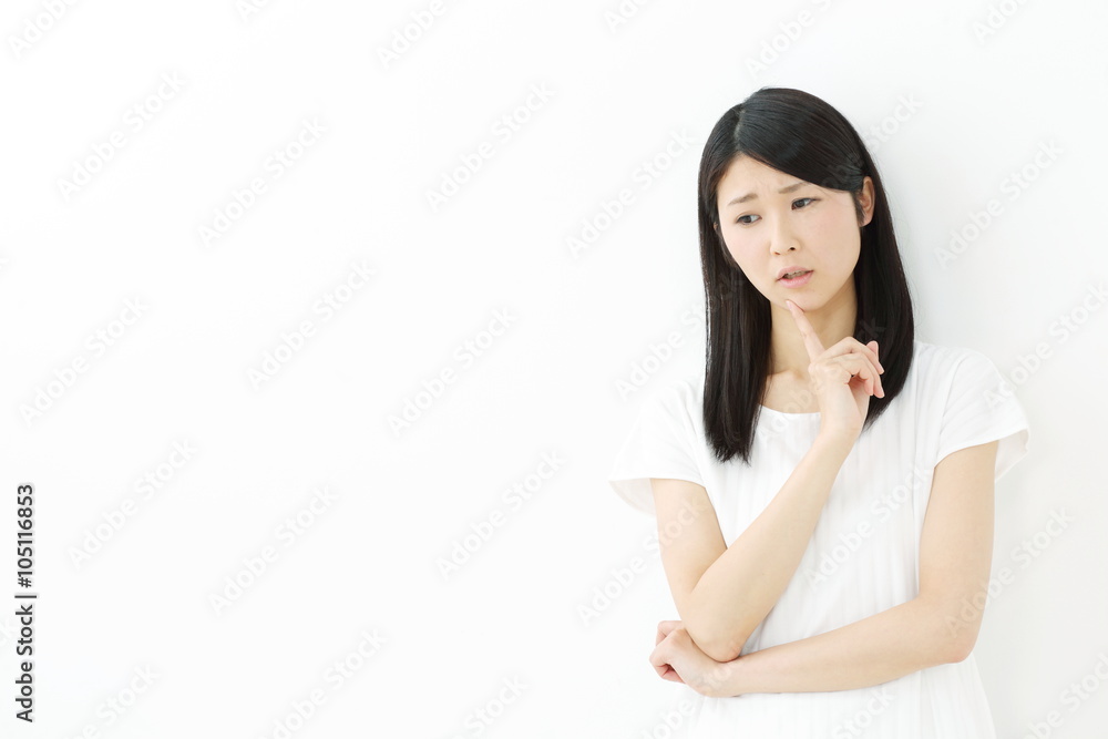 悩む・若い女性 悩む・若い女性