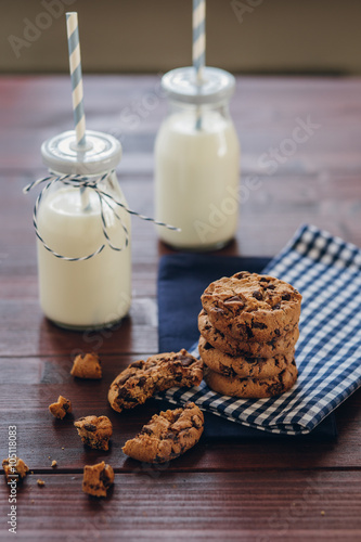 Cuadro en lienzo Chocolate chip cookies and milk