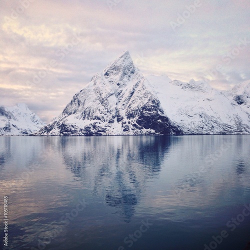 Berg spiegelt sich im Polarmeer 