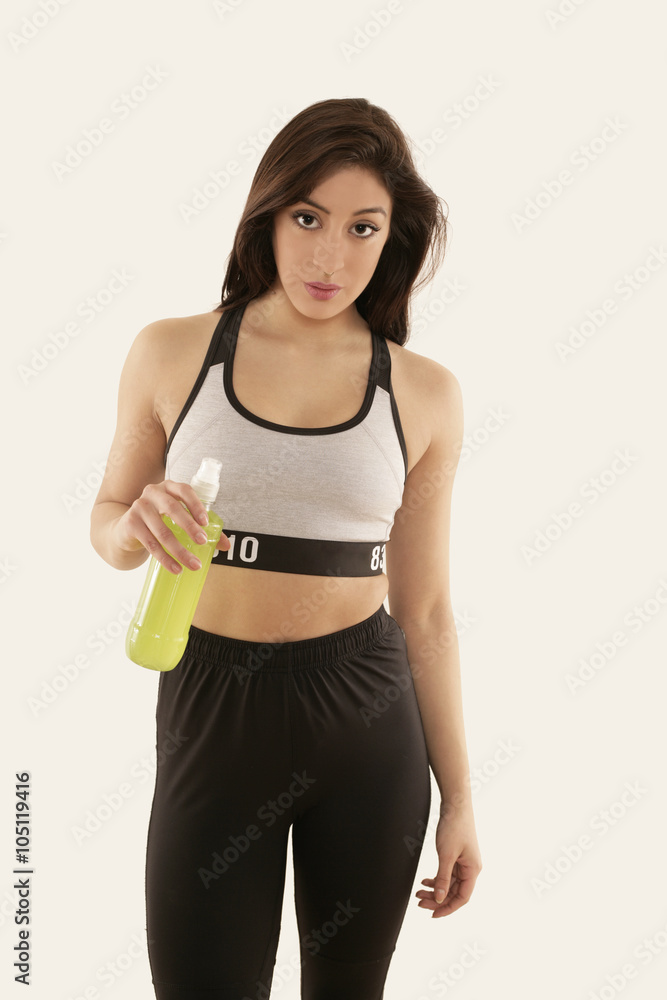 Mädchen in Sportkleidung mit Trinkflasche Mädchen in Sportkleidung mit Trinkflasche