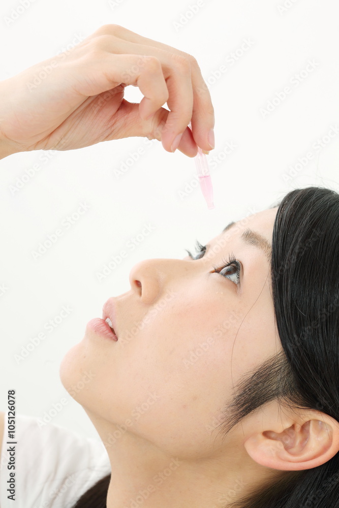 Naklejka premium 目薬・若い女性