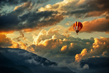 Foto auf Leinwand Schlafzimmer Heißluftballon in Gewitterwolken  © Stillkost