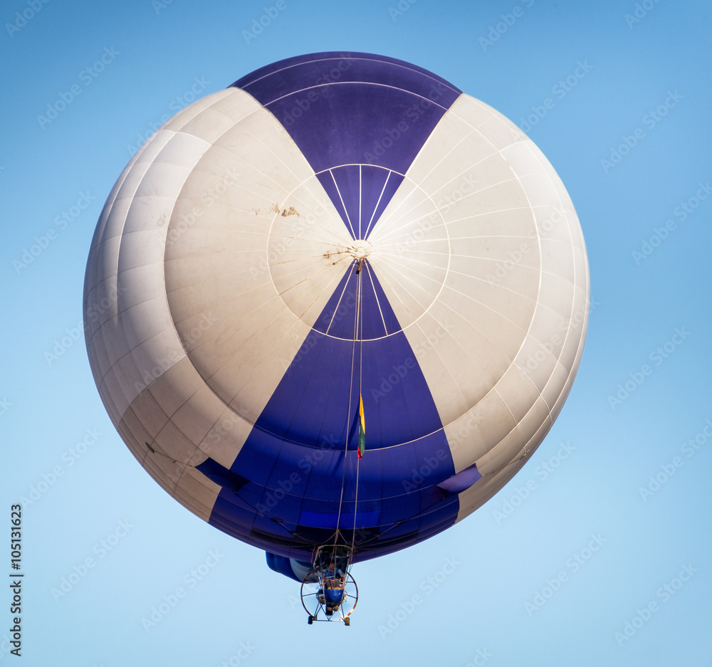 Fototapeta premium hot air airship in front of sky