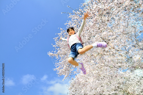 Wallpaper Mural ジャンプする女の子（春、桜、ランドセル） Torontodigital.ca