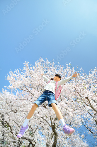 ジャンプする女の子（春、桜、ランドセル）