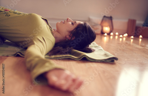Foto Attractive mixed race woman doing restorative yoga