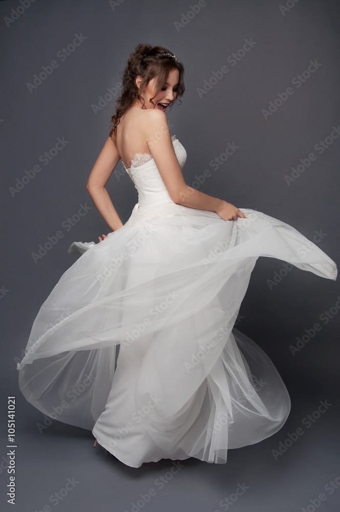 Fototapeta premium Urocza panna młoda z brązowymi kręconymi włosami i perłą