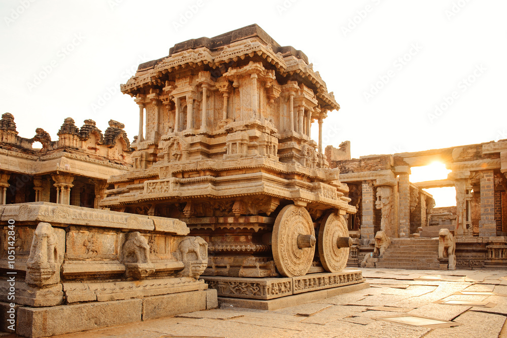 Obraz premium Stone chariot in Hampi Vittala Temple at sunset