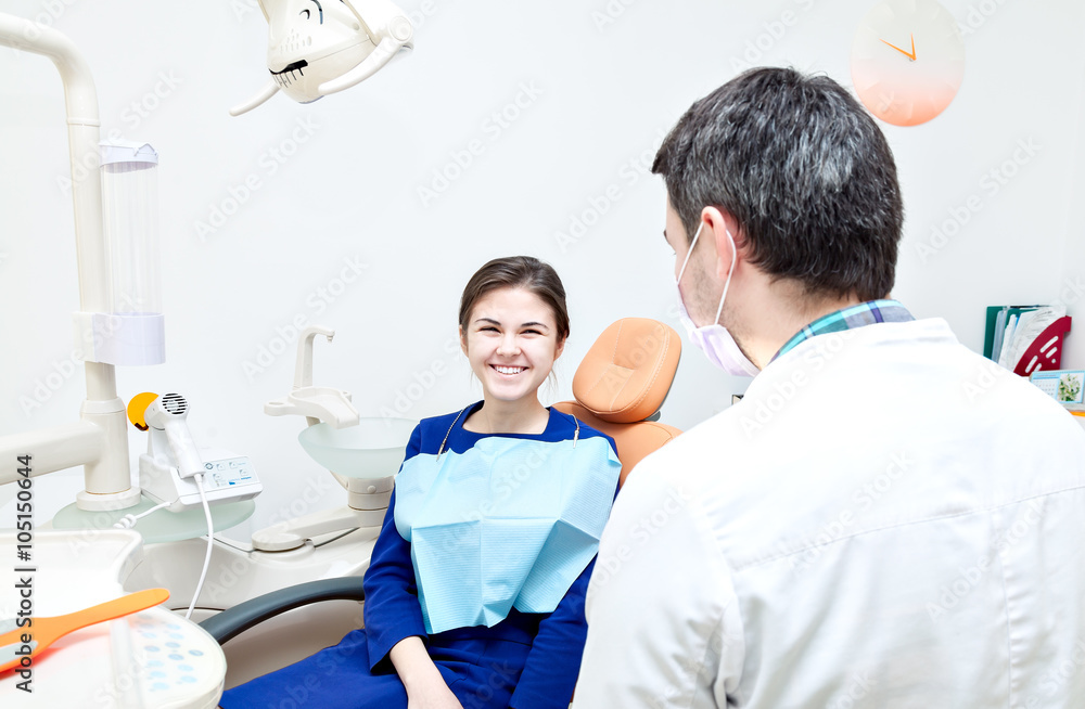 Obraz premium dentist in a dental clinic. The girl on reception at the dentist's chair.