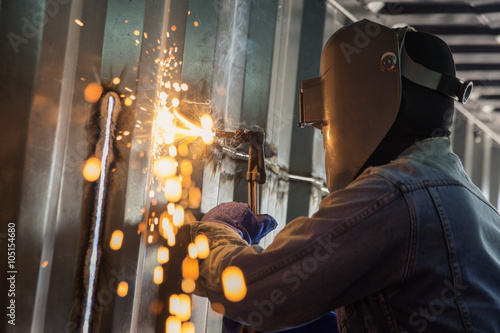 Foto Worker and metal cutting with acetylene torch