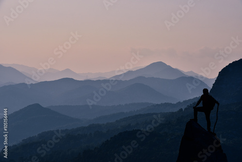 zirve başarısı ve dağ silsileleri © emerald_media