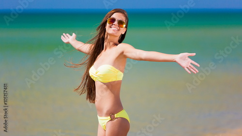brunette woman yellow bikini sea