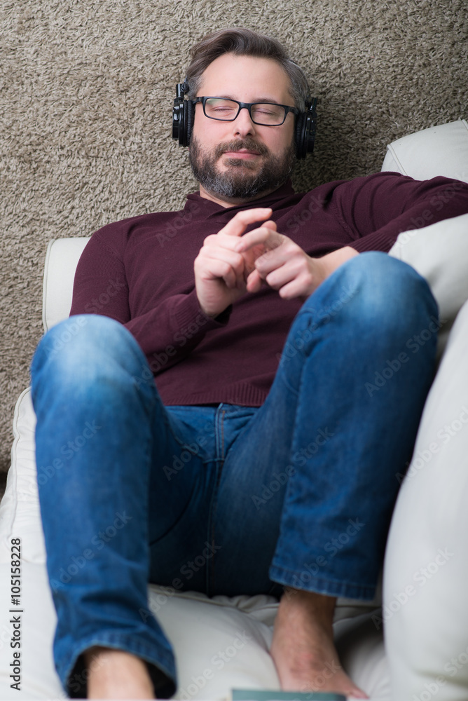 mann verträumt beim musik hören mann verträumt beim musik hören